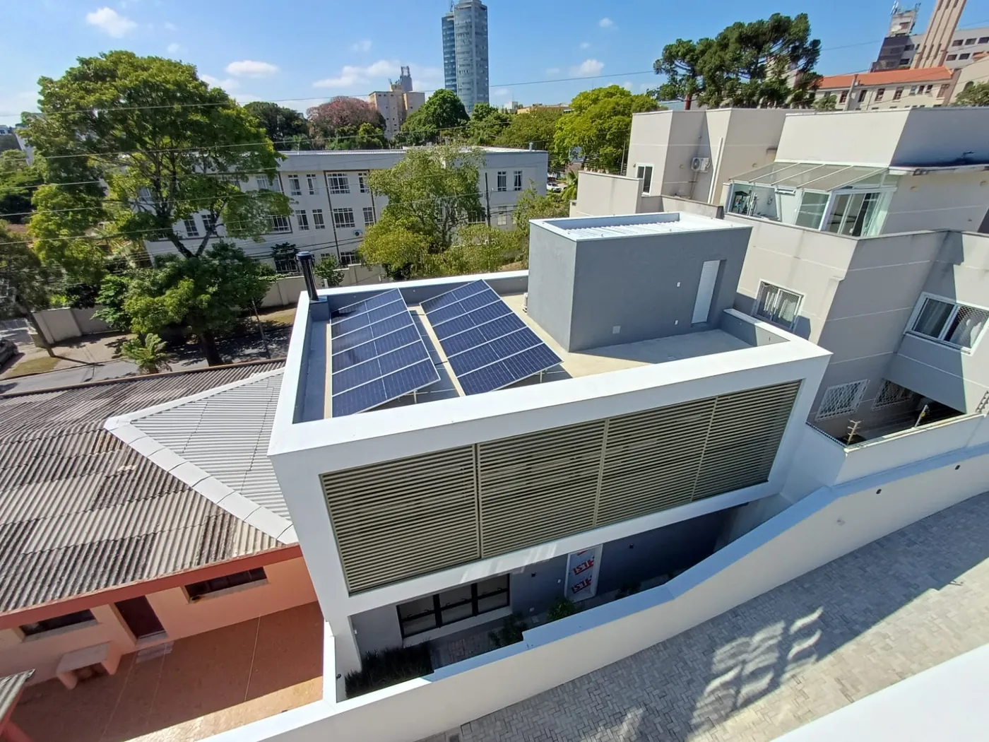 Sistema solar instalado em clínica de Curitiba