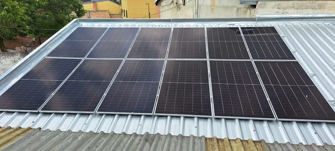 Residência em Curitiba com energia solar e baterias