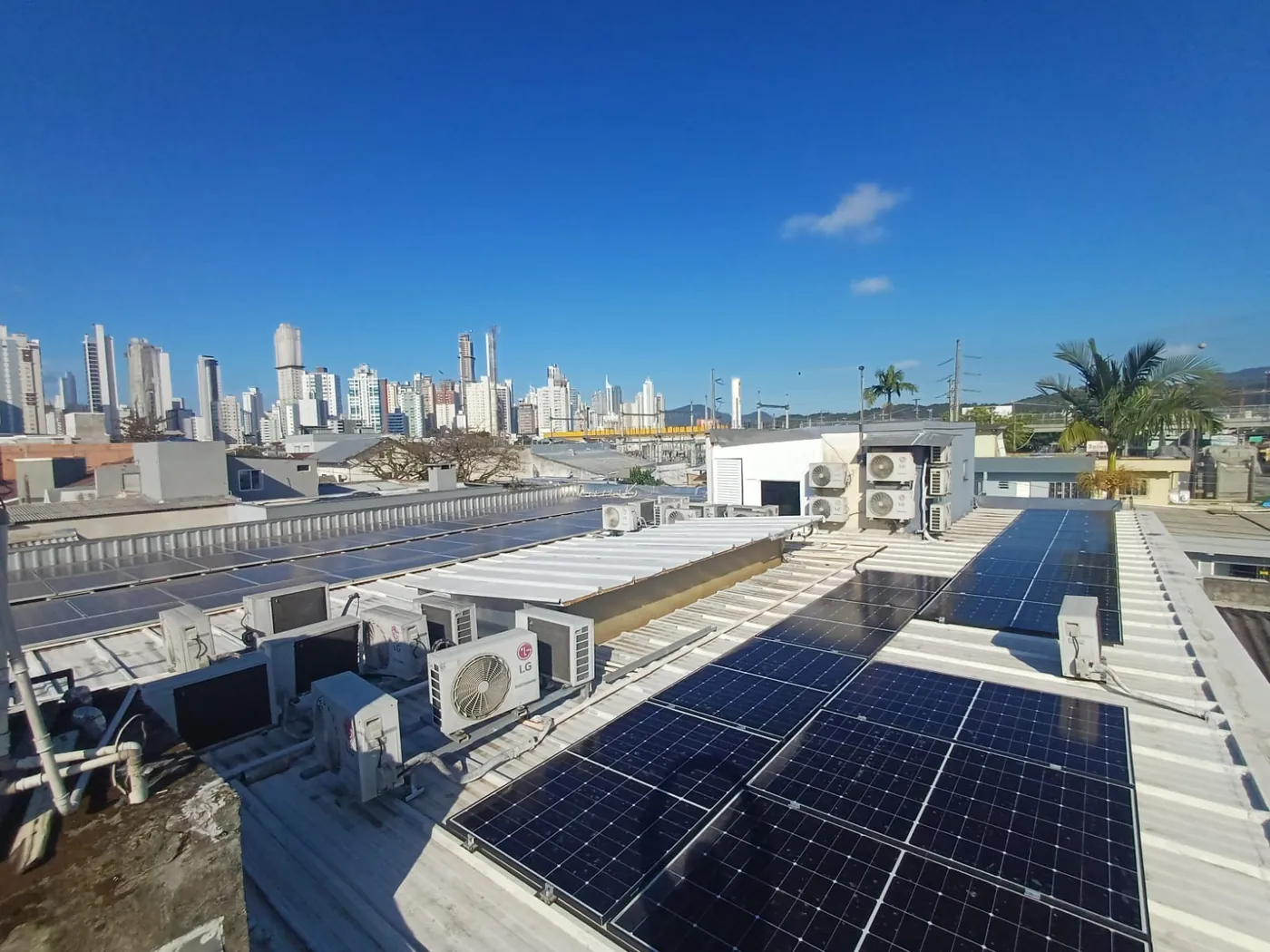Usina solar no telhado do Hotel Luar Atlântico