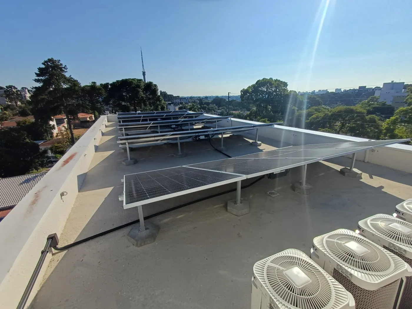 Equipe da SONUN instalando painéis solares